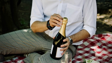 Εργαζόμενος άνοιξε σαμπάνια και... απολύθηκε: Τι αποφάσισε το δικαστήριο