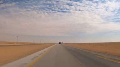 Ούτε οι ΗΠΑ ούτε η Κίνα: Αυτή είναι η χώρα με τον πιο μακρύ ευθύ δρόμο στον κόσμο (vid)