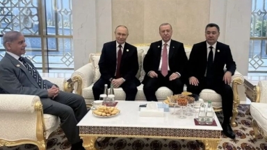 Αμήχανo: Ο Πακιστανός πρωθυπουργός «μπούκαρε» στη συνάντηση Ερντογάν με Πούτιν (vid)