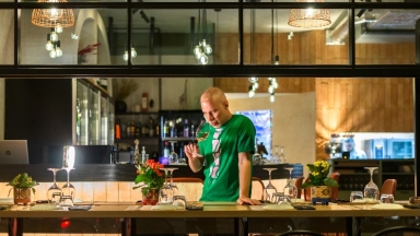 Ζιράφ: Το νέο wine bar στα Εξάρχεια εξερευνά το καλό κρασί και προτείνει ευφάνταστες γεύσεις