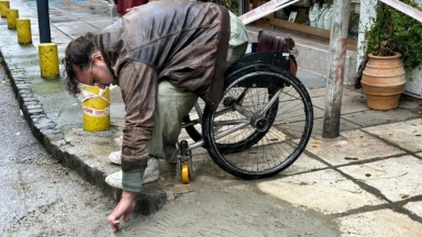 «Δεν θέλω μπράβο, θέλω σχέδιο»: Τι είπε ο άνθρωπος που έφτιαξε με τα χέρια του ράμπα ΑμΕΑ (vid)