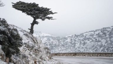 Έπεσαν τα πρώτα χιόνια στην Πάρνηθα: Διακοπή κυκλοφορίας στον δρόμο προς το καζίνο (vid)