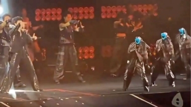 Μας έπεσε το σαγόνι: Έξι ανθρωποειδή ρομπότ χορεύουν ά-ψο-γα σε συναυλία (vid)