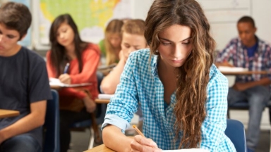 Έβγαλαν τα smartphones από τις τάξεις και ανακάλυψαν ότι οι μαθητές δεν ξέρουν την ώρα