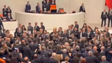 Χαμός στην Τουρκική Βουλή: Έπεσαν... κλωτσομπουνίδια για 10 ολόκληρα λεπτά! (vid)