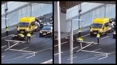 Βίντεο ντοκουμέντο: Η στιγμή της παράσυρσης τροχονόμου στην Αττική Οδό από οδηγό μηχανής που προσπάθησε να «σπάσει» μπλόκο