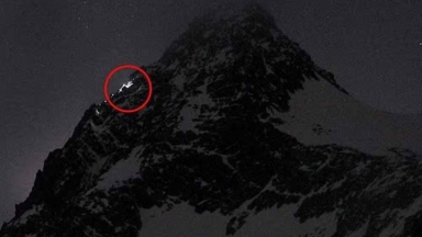 Η στιγμή που σύντροφος αφήνει την κοπέλα του να παγώσει μέχρι θανάτου σε βουνό της Αυστρίας καταγράφηκε σε κάμερα