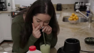 «Serial food snorter»: Αναμειγνύει όλα τα γεύματα και τα εισπνέει από τη μύτη