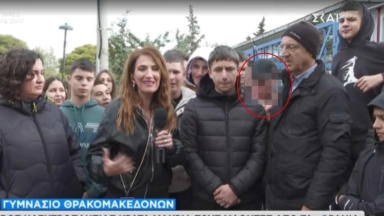 Άβολη στιγμή σε live μετάδοση: Πιτσιρικάς έκανε χειρονομίες στην κάμερα του ΣΚΑΪ και ο Κούτρας εκνευρίστηκε (vid)