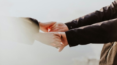 Πόσο μονογαμικοί είμαστε τελικά; Τι δείχνει νέα έρευνα για τον άνθρωπο