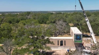 Οικογένεια στο Βέλγιο ζει σε κοντέινερ και έχει μόνο ένα παράπονο: «Ο λογαριασμός ρεύματος ανέβηκε από 250 σε 2.100 ευρώ»