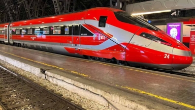 Αυτό είναι το τρένο που εκτροχιάστηκε στην Ισπανία: Φτάνει τα 360χλμ/ώρα και χαρακτηρίστηκε ως «τεχνολογικό αριστούργημα» (vid)