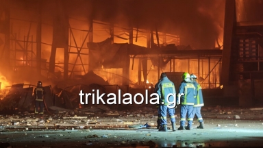 Μεγάλη φωτιά στο εργοστάσιο «Βιολάντα» στα Τρίκαλα μετά από έκρηξη: 8 τραυματίες και 5 αγνοούμενοι (vid)