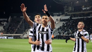 Ο Γιακουμάκης πανηγυρίζει με τον Χατσίδη και τον Πέλκα