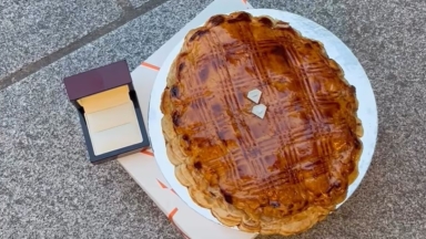 Έκοψαν το γλυκό και βρήκαν διαμάντι 500 ευρώ: «Το περάσαμε για αστείο»