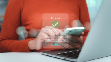 IRIS: Τι πρέπει να δηλώνουν γονείς και παιδιά για να μην πληρώσουν φόρο στις μεταφορές χρημάτων