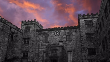 Το αγγλικό κάστρο όπου οι επισκέπτες κοιμούνται ανάμεσα σε 100 φαντάσματα