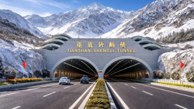 Άνοιξε η μεγαλύτερη σήραγγα αυτοκινητοδρόμου στον κόσμο: Διασχίζει βουνά σε 20 λεπτά (vid)
