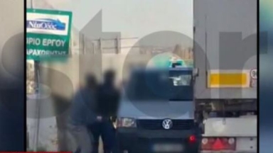 Λυκόβρυση: Άγριος καβγάς οδηγών για την προτεραιότητα - Κλοτσιές και μπουνιές στη μέση του δρόμου