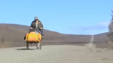 Ο Άγγλος που ξεκίνησε το 1998 με 400 ευρώ για να γυρίσει όλο τον κόσμο: 27χρονια μετά είναι έτοιμος για την επιστροφή