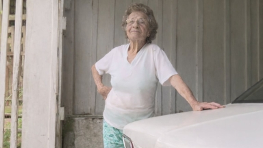 Το «θαύμα» της Ντόνια Λαβίνια: Οδηγεί στα 97 της και δεν αποχωρίζεται το αυτοκίνητό της