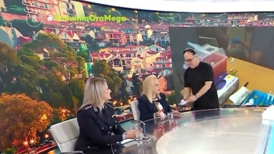 Η Ματίνα Παγώνη πήρε μαντηλάκια στον «αέρα» και έκανε σαν... παιδί που παίρνει το δώρο του (vid)