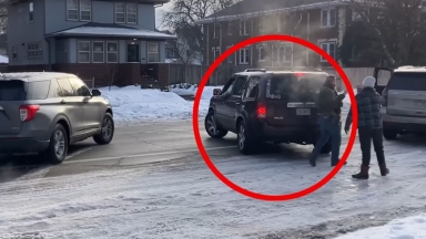 Μεγιστάνας στις ΗΠΑ έχει προκαλέσει την οργή: Δώρισε ποσό στον αστυνομικό που σκότωσε την 37χρονη στη Μινεάπολη