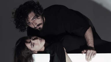 Στο σύμπαν του Νάνου Βαλαωρίτη (vid)