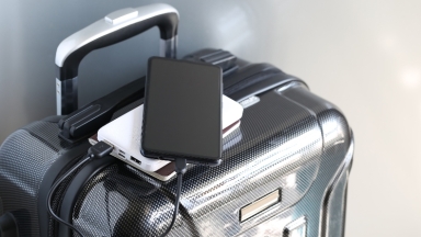 Νέοι κανόνες για τα powerbanks στα αεροπλάνα: Τι δεν πρέπει να ξανακάνεις στο ταξίδι σου
