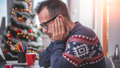 Happy Hangover: Η εξήγηση στο τι σου συμβαίνει όταν τη μία μέρα περνάς τέλεια και την επόμενη νιώθεις χάλια