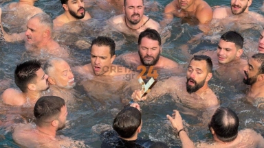 Στο Ηράκλειο βούτηξαν για τον Σταυρό, αλλά τελικά τον έσπασαν (vid)