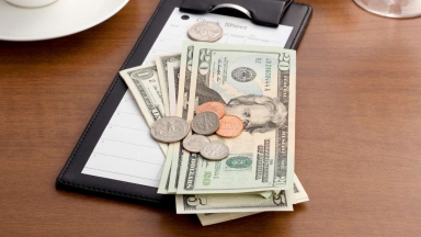 «Βούρκωσαν» οι σερβιτόρες: Πελάτες εστιατορίου τούς άφησαν φιλοδώρημα 4.200 ευρώ