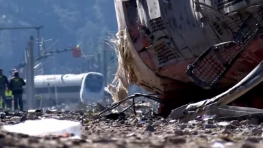 Νέο σιδηροδρομικό ατύχημα στην Ισπανία: Τρένο συγκρούστηκε με γερανό