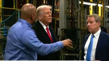 Σε διαθεσιμότητα έθεσε η Ford τον εργάτη στον οποίο ο Τραμπ ύψωσε το μεσαία δάχτυλο: «Φοβάμαι ότι θα με απολύσουν»