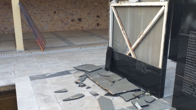 Έσπασαν τη μαρμάρινη πλάκα στο Μνημείο των 200 εκτελεσθέντων στην Καισαριανή!