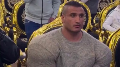 Ότι πρέπει για meme: Αιγύπτιος σωματοφύλακας με γιγάντια μπράτσα και μικροσκοπικό κεφάλι (vid)