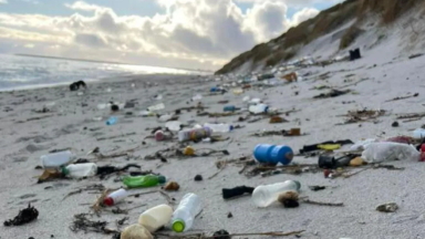 «Είναι αποκαρδιωτικό»: Πλαστικά του ’60 από τον Καναδά ξεβράστηκαν σε παραλία της Σκωτίας