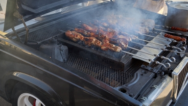 Τσικνοπέμπτη: Οδηγός επιβίωσης για να μη γίνει το σαλόνι του αυτοκινήτου... ταβέρνα