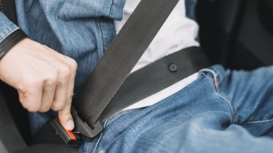 Το μικροσκοπικό κουμπί της ζώνης ασφαλείας που κανείς δεν παρατηρεί: Σε τι χρησιμεύει