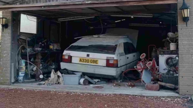 Αγόρασε καινούργιο αυτοκίνητο και το έκλεισε για 38 χρόνια σε έναν αχυρώνα: Το στοίχημα που έχει βάλει η κόρη του