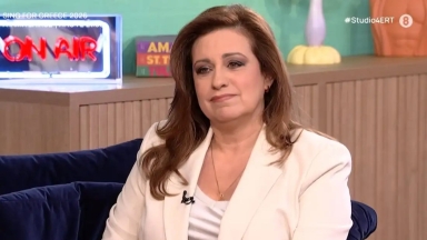 «Έσπασε» η Ευαγγελία Μουμούρη στον αέρα της ΕΡΤ: «Θα συναντήσω τη γυναίκα που υποδύθηκα στο Ριφιφί» (vid)