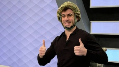 «Είμαστε σε πόλεμο με το σύστημα»: Ο Φειδίας ανακοίνωσε την υποψηφιότητά του στις εκλογές με κράνος (vid)