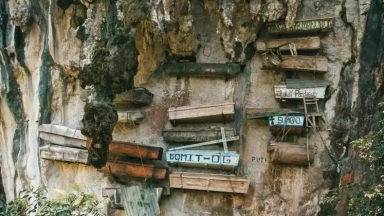 Kίνα: Η αποκάλυψη του μυστηρίου με τα κρεμαστά φέρετρα και οι απόγονοι Μπο