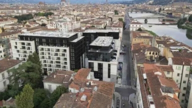 Οργή στη Φλωρεντία για πολυτελές κτίριο που «ξεφύτρωσε» ανάμεσα στα παραδοσιακά: «Τερατούργημα!» (vid)