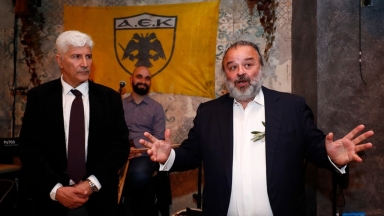 Ο Μάριος Ηλιόπουλος με τον Στέλιο Μανωλά στην κοπή της πίτας των Παλαιμάχων της ΑΕΚ