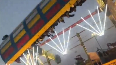 Η στιγμή που καταρρέει παιχνίδι σε λούνα παρκ στην Ινδία: Ένας νεκρός και 13 σοβαρά τραυματίες