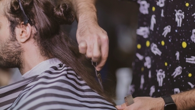 Τι ζούμε; 25χρονος πλάκωσε με γκλοπ τον κουρέα του στην Πύλο επειδή δεν του άρεσε το… σβήσιμο! (vid)