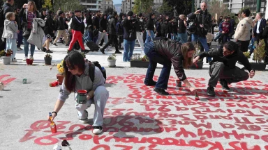Συλλαλητήριο για Τέμπη: Έγραψαν και πάλι με κόκκινη μπογιά τα ονόματα των θυμάτων (vid)