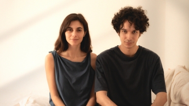 «Μικρές Ταπεινώσεις»: Το φως στη γωνία του παραθύρου