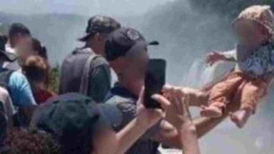 Τουρίστας στη Βραζιλία κρέμασε το μωρό του πάνω από καταρράκτη 80 μέτρων για μια... φωτογραφία